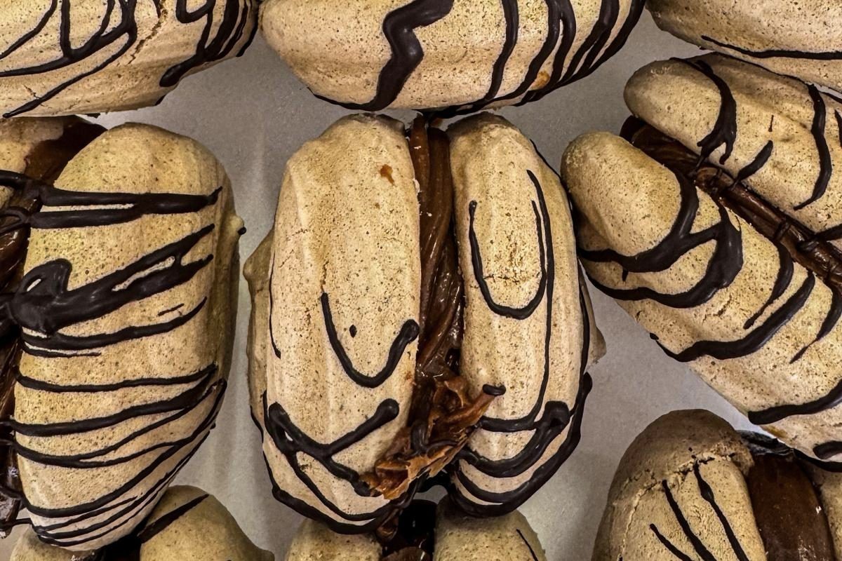 Alfajores argentinos artesanos recién bañados, hechos en nuestro obrador de Santa Úrsula