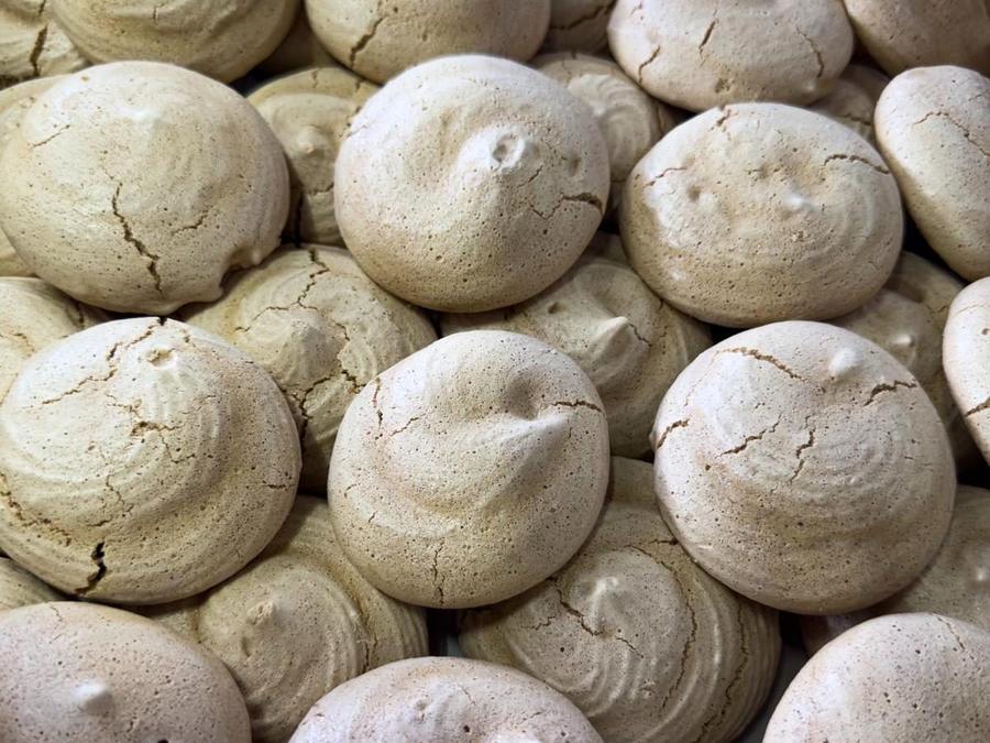 Merengues artesanos recién salidos del horno